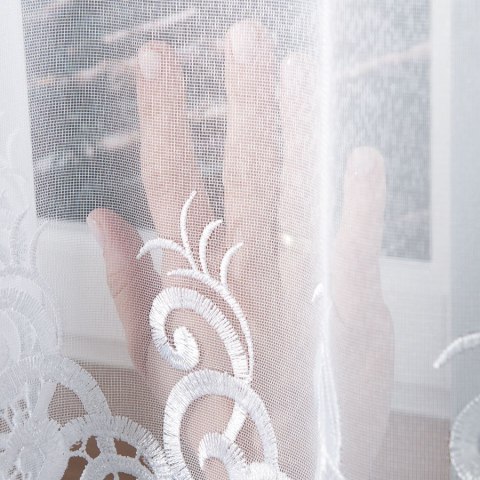 Firanka z aplikacją na markizecie 122391 wysokość 160 cm kolor biały Firanka z aplikacją na markizecie 122391 wysokość 160 cm kolor biały