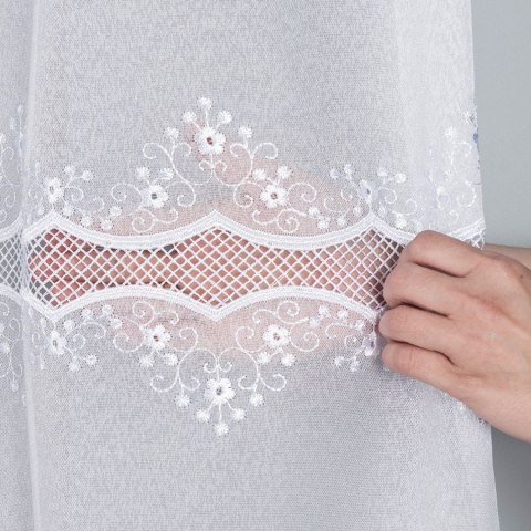 Firanka z aplikacją na markizecie ze wzorem pasowym, wysokość 180cm, kolor 001 biały 040613/433/001/000180/1