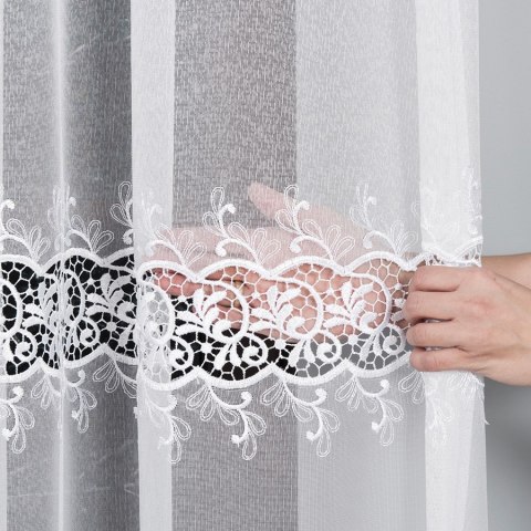 Firanka z aplikacją na markizecie ze wzorem pasowym, wysokość 280cm, kolor 001 biały 008210/433/001/000280/1