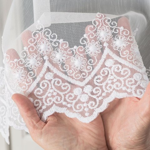 Firanka haftowana ze wzorem na samym dole, wysokość 120cm, kolor 001 biały 123397/768/001/000120/1
