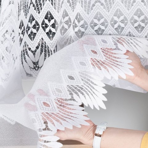Firanka żakardowa ze wzorem pasowym, wysokość 180cm, kolor 001 biały 018990/000/001/000180/1 Firanka żakardowa ze wzorem pasowym, wysokość 180cm, kolor 001 biały 018990/000/001/000180/1