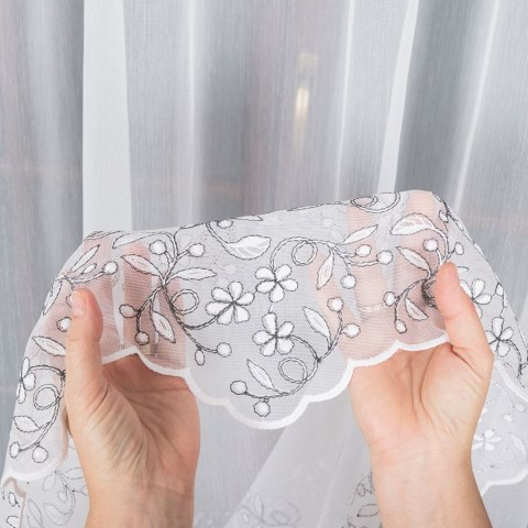 Firanka haftowana ze wzorem pasowym, wysokość 280cm, kolor 049 biały z ciemną szarą nitką 034643/000/049/000280/1