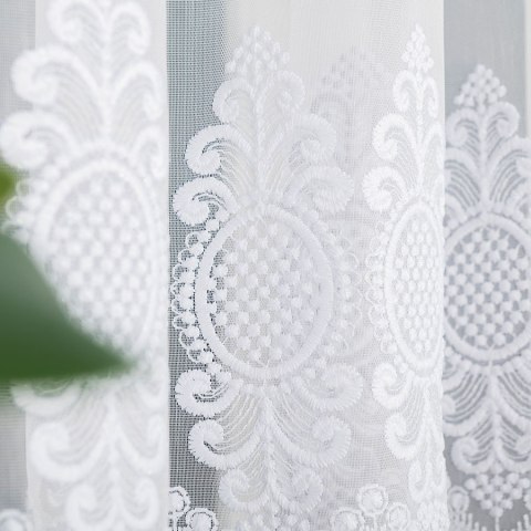 Firanka haftowana ze wzorem na samym dole, wysokość 120cm, kolor 001 biały 127102/768/001/000120/1 Firanka haftowana ze wzorem na samym dole, wysokość 120cm, kolor 001 biały 127102/768/001/000120/1