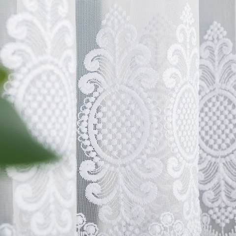 Firanka haftowana ze wzorem na samym dole, wysokość 180cm, kolor 001 biały 127102/768/001/000180/1 Firanka haftowana ze wzorem na samym dole, wysokość 180cm, kolor 001 biały 127102/768/001/000180/1