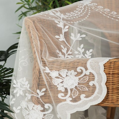Firanka haftowana na greckim tiulu ze wzorem na samym dole, wysokość 310cm, kolor 067 kremowy FH0014/885/067/000310/1 Firanka haftowana na greckim tiulu ze wzorem na samym dole, wysokość 310cm, kolor 067 kremowy FH0014/885/067/000310/1