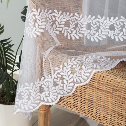 Firanka haftowana na greckim tiulu ze wzorem pasowym, wysokość 310cm, kolor 001 biały FH0012/885/001/000310/1 Firanka haftowana na greckim tiulu ze wzorem pasowym, wysokość 310cm, kolor 001 biały FH0012/885/001/000310/1