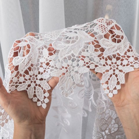Firanka z aplikacją ze wzorem pasowym na markizecie, wysokość 180cm, kolor 001 biały 122625/433/001/000180/1