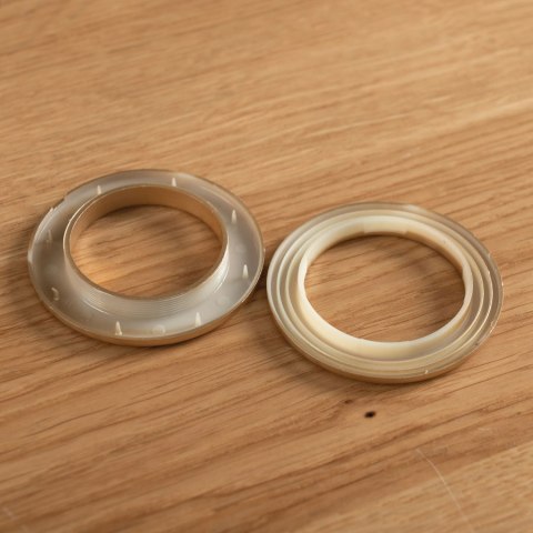 Przelotka plastikowa Uniwersalna, 10szt.,śr wew 35,5mm zewn. 57,5mm, kolor złoto mat 030 PRZELO/PLA/030/004004/1 Przelotka plastikowa Uniwersalna, 10szt.,śr wew 35,5mm zewn. 57,5mm, kolor złoto mat 030 PRZELO/PLA/030/004004/1