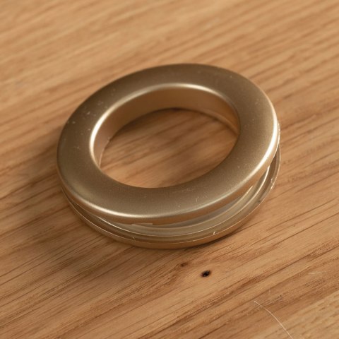 Przelotka plastikowa Uniwersalna, 10szt.,śr wew 35,5mm zewn. 57,5mm, kolor złoto mat 030 PRZELO/PLA/030/004004/1 Przelotka plastikowa Uniwersalna, 10szt.,śr wew 35,5mm zewn. 57,5mm, kolor złoto mat 030 PRZELO/PLA/030/004004/1