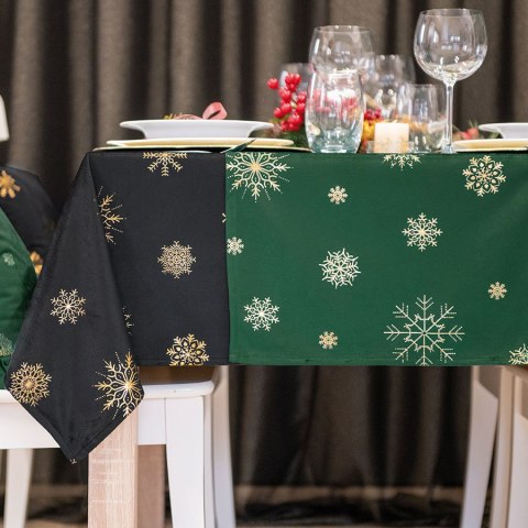 Bieżnik wodoodporny ŚNIEŻKI VELVET 40x140 cm kolor szmaragdowy ze złotym zdobieniem Bieżnik wodoodporny ŚNIEŻKI VELVET 40x140 cm kolor szmaragdowy ze złotym zdobieniem