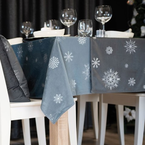 Bieżnik wodoodporny ŚNIEŻKI VELVET 40x140 cm kolor ciemny szary ze srebrnym zdobieniem Bieżnik wodoodporny ŚNIEŻKI VELVET 40x140 cm kolor ciemny szary ze srebrnym zdobieniem