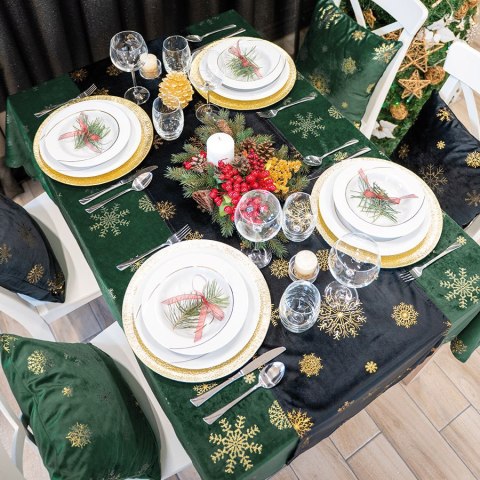 Bieżnik wodoodporny ŚNIEŻKI VELVET 40x140 cm kolor czarny ze złotym zdobieniem Bieżnik wodoodporny ŚNIEŻKI VELVET 40x140 cm kolor czarny ze złotym zdobieniem