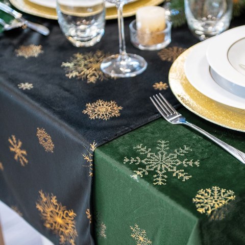 Bieżnik wodoodporny ŚNIEŻKI VELVET 40x140 cm kolor czarny ze złotym zdobieniem Bieżnik wodoodporny ŚNIEŻKI VELVET 40x140 cm kolor czarny ze złotym zdobieniem