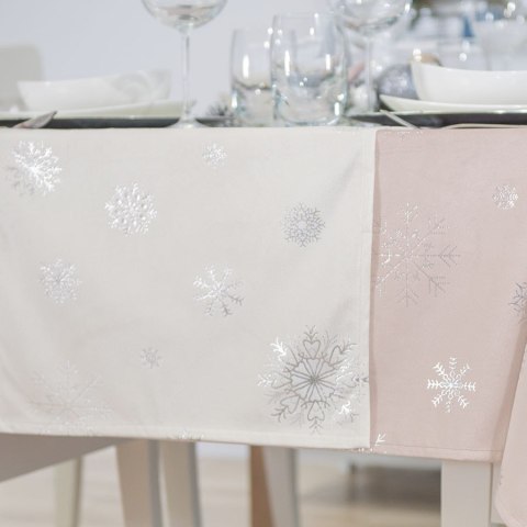 Bieżnik wodoodporny ŚNIEŻKI VELVET 40x160 cm kolor offwhite ze srebrnym zdobieniem Bieżnik wodoodporny ŚNIEŻKI VELVET 40x160 cm kolor offwhite ze srebrnym zdobieniem