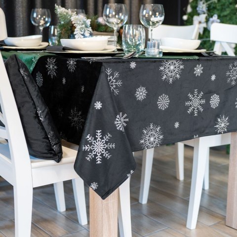 Obrus wodoodporny ŚNIEŻKI VELVET 140x180 cm kolor czarny ze srebrnym zdobieniem Obrus wodoodporny ŚNIEŻKI VELVET 140x180 cm kolor czarny ze srebrnym zdobieniem