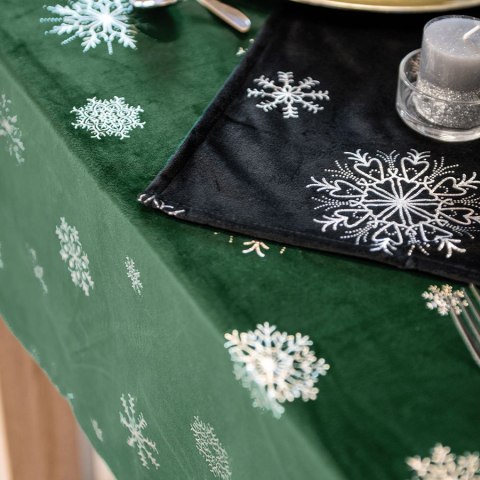 Obrus wodoodporny ŚNIEŻKI VELVET 140x220 cm kolor szmaragdowy ze srebrnym zdobieniem Obrus wodoodporny ŚNIEŻKI VELVET 140x220 cm kolor szmaragdowy ze srebrnym zdobieniem