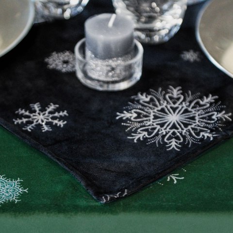 ŚNIEŻKI Serweta wodoodporna VELVET, 85x85cm, kolor 211 czarny ze srebrnym zdobieniem TBN001/KSP/211/085085/1 ŚNIEŻKI Serweta wodoodporna VELVET, 85x85cm, kolor 211 czarny ze srebrnym zdobieniem TBN001/KSP/211/085085/1