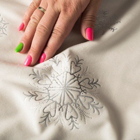 ŚNIEŻKI Tkanina dekoracyjna wodoodporna VELVET, szerokość 145cm, kolor 001 offwhite ze srebrnym zdobieniem TBN001/TDP/001/145000 ŚNIEŻKI Tkanina dekoracyjna wodoodporna VELVET, szerokość 145cm, kolor 001 offwhite ze srebrnym zdobieniem TBN001/TDP/001/145000