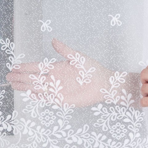 KAROLINA Firanka żakardowa odpasowana ze wzorem po całości, szerokość 300 x wysokość 150cm, kolor 001 biały 054160/FOL/001/00015