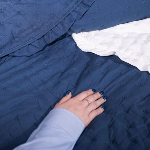 WERONA Narzuta dekoracyjna z falbaną w kropki, 200x220cm, kolor 002 niebieski WERONA/NAP/002/200220/1 WERONA Narzuta dekoracyjna z falbaną w kropki, 200x220cm, kolor 002 niebieski WERONA/NAP/002/200220/1