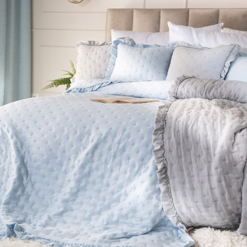 WERONA Narzuta dekoracyjna z falbaną w kropki, 220x240cm, kolor 302 baby blue WERONA/NAP/302/220240/1 WERONA Narzuta dekoracyjna z falbaną w kropki, 220x240cm, kolor 302 baby blue WERONA/NAP/302/220240/1