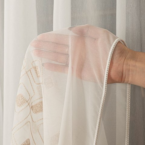 Firanka haftowana ze wzorem pasowym, wysokość 280cm, kolor 012 kremowy 224128/955/012/000280/1 Firanka haftowana ze wzorem pasowym, wysokość 280cm, kolor 012 kremowy 224128/955/012/000280/1