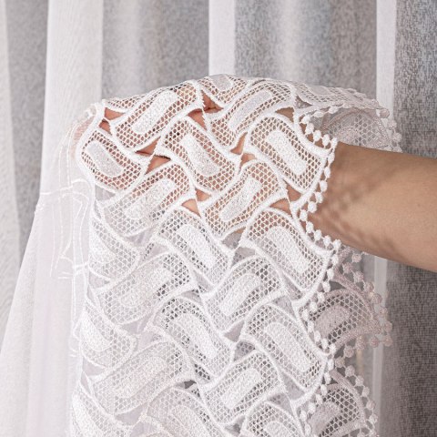 Firanka z aplikacją na markizecie ze wzorem pasowym, wysokość 180cm, kolor 001 biały 081928/433/001/000180/1 Firanka z aplikacją na markizecie ze wzorem pasowym, wysokość 180cm, kolor 001 biały 081928/433/001/000180/1