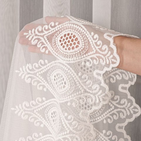 Firanka haftowana ze wzorem na samym dole, wysokość 120cm, kolor 012 kremowy 123995/768/012/000120/1 Firanka haftowana ze wzorem na samym dole, wysokość 120cm, kolor 012 kremowy 123995/768/012/000120/1