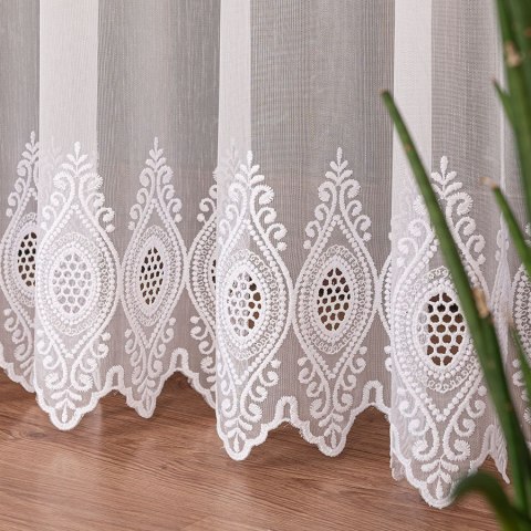 Firanka haftowana ze wzorem na samym dole, wysokość 280cm, kolor 001 biały 123995/768/001/000280/1