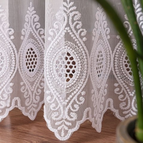 Firanka haftowana ze wzorem na samym dole, wysokość 280cm, kolor 001 biały 123995/768/001/000280/1