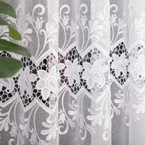 Firanka z aplikacją na markizecie ze wzorem pasowym, wysokość 250cm, kolor 001 biały 123469/433/001/000250/1 Firanka z aplikacją na markizecie ze wzorem pasowym, wysokość 250cm, kolor 001 biały 123469/433/001/000250/1