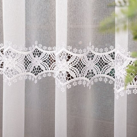 Firanka z aplikacją ze wzorem pasowym na markizecie z połyskiem, wysokość 280cm, kolor 001 biały 112860/433/001/000280/1 Firanka z aplikacją ze wzorem pasowym na markizecie z połyskiem, wysokość 280cm, kolor 001 biały 112860/433/001/000280/1