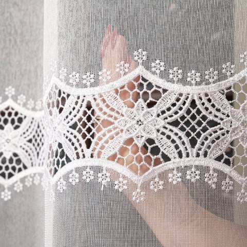 Firanka z aplikacją ze wzorem pasowym na markizecie z połyskiem, wysokość 280cm, kolor 001 biały 112860/433/001/000280/1 Firanka z aplikacją ze wzorem pasowym na markizecie z połyskiem, wysokość 280cm, kolor 001 biały 112860/433/001/000280/1