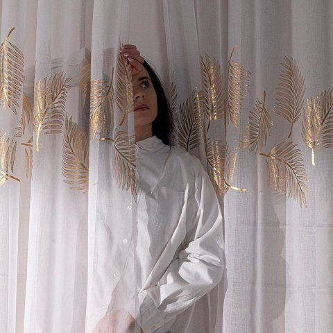 MARIETTA Firana gotowa na taśmie z ołowianką, szerokość 140cm x wysokość 250cm, kolor 004 biały ze złotym zdobieniem 000261/FGT MARIETTA Firana gotowa na taśmie z ołowianką, szerokość 140cm x wysokość 250cm, kolor 004 biały ze złotym zdobieniem 000261/FGT