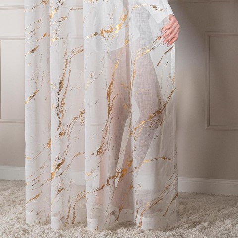 MARMA Firana gotowa na taśmie z ołowianką, szerokość 140cm x wysokość 250cm, kolor 001 biały ze złotym zdobieniem 132101/FGT/004 MARMA Firana gotowa na taśmie z ołowianką, szerokość 140cm x wysokość 250cm, kolor 001 biały ze złotym zdobieniem 132101/FGT/004