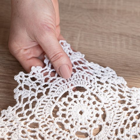 Serweta z ażurem, szerokość 15cm x wysokość 15cm, kolor 001 biały 912869/KSP/001/015015/1 Serweta z ażurem, szerokość 15cm x wysokość 15cm, kolor 001 biały 912869/KSP/001/015015/1
