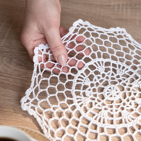 Serweta z ażurem, szerokość 25cm x wysokość 25cm, kolor 001 biały 914166/KSP/001/025025/1 Serweta z ażurem, szerokość 25cm x wysokość 25cm, kolor 001 biały 914166/KSP/001/025025/1