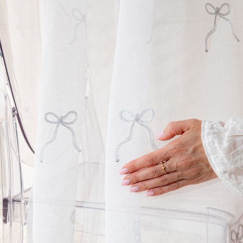 KOKARDKA Firana gotowa na etaminie, haftowana, na taśmie, z ołowianką, szerokość 140 x wysokość 250cm, kolor 001 biały ze srebrn