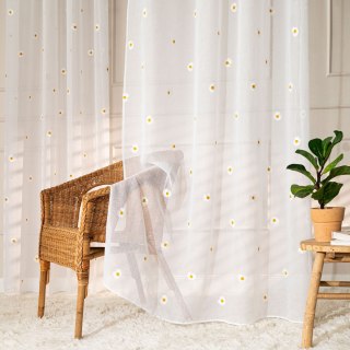 BELLIS Firana gotowa na etaminie w stokrotki, haftowana na srebrnych przelotkach, z ołowianką, szerokość 140 x wysokość 250cm, k