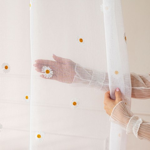 BELLIS Firana gotowa na etaminie w stokrotki, haftowana na srebrnych przelotkach, z ołowianką, szerokość 140 x wysokość 250cm, k