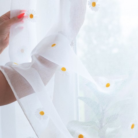 BELLIS Firana gotowa na etaminie w stokrotki, haftowana na srebrnych przelotkach, z ołowianką szerokość 300 x wysokość 160cm, ko