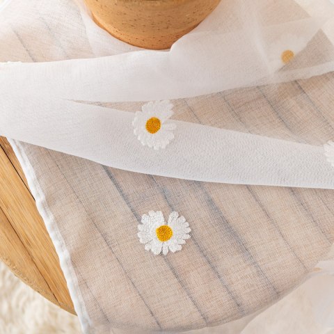 BELLIS Firana gotowa na etaminie w stokrotki, haftowana na taśmie, z ołowianką, szerokość 140 x wysokość 250cm, kolor 001 biały 