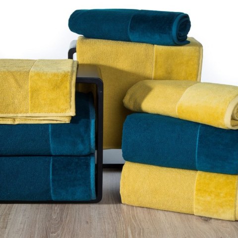 Ręcznik z welurową bordiurą LUCY 70x140 cm kolor bordowy Ręcznik z welurową bordiurą LUCY 70x140 cm kolor bordowy