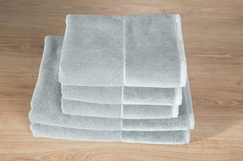 Ręcznik z welurową bordiurą LUCY 70x140 cm kolor srebrny Ręcznik z welurową bordiurą LUCY 70x140 cm kolor srebrny