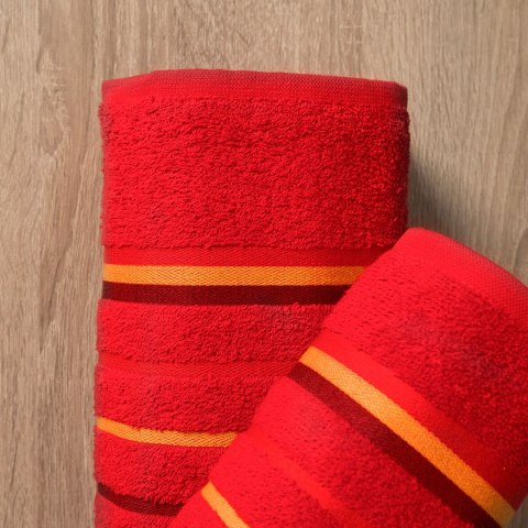 Ręcznik do ciała z zawieszką MARS 50x90 cm kolor czerwony Ręcznik do ciała z zawieszką MARS 50x90 cm kolor czerwony