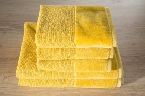Ręcznik z welurową bordiurą LUCY 70x140 cm kolor musztardowy Ręcznik z welurową bordiurą LUCY 70x140 cm kolor musztardowy