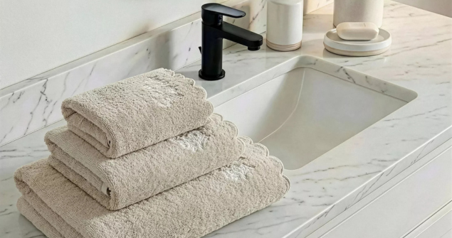Dlaczego ręczniki są szorstkie po praniu? 5 trików na przywrócenie im miękkości