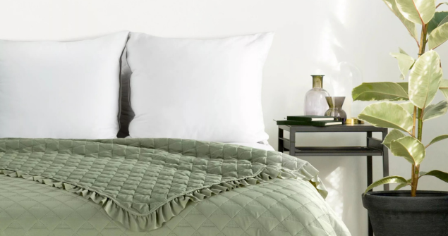 Jak dobrać narzutę do koloru ścian i pościeli?