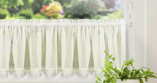 Jakie firany wybrać do małego okna?